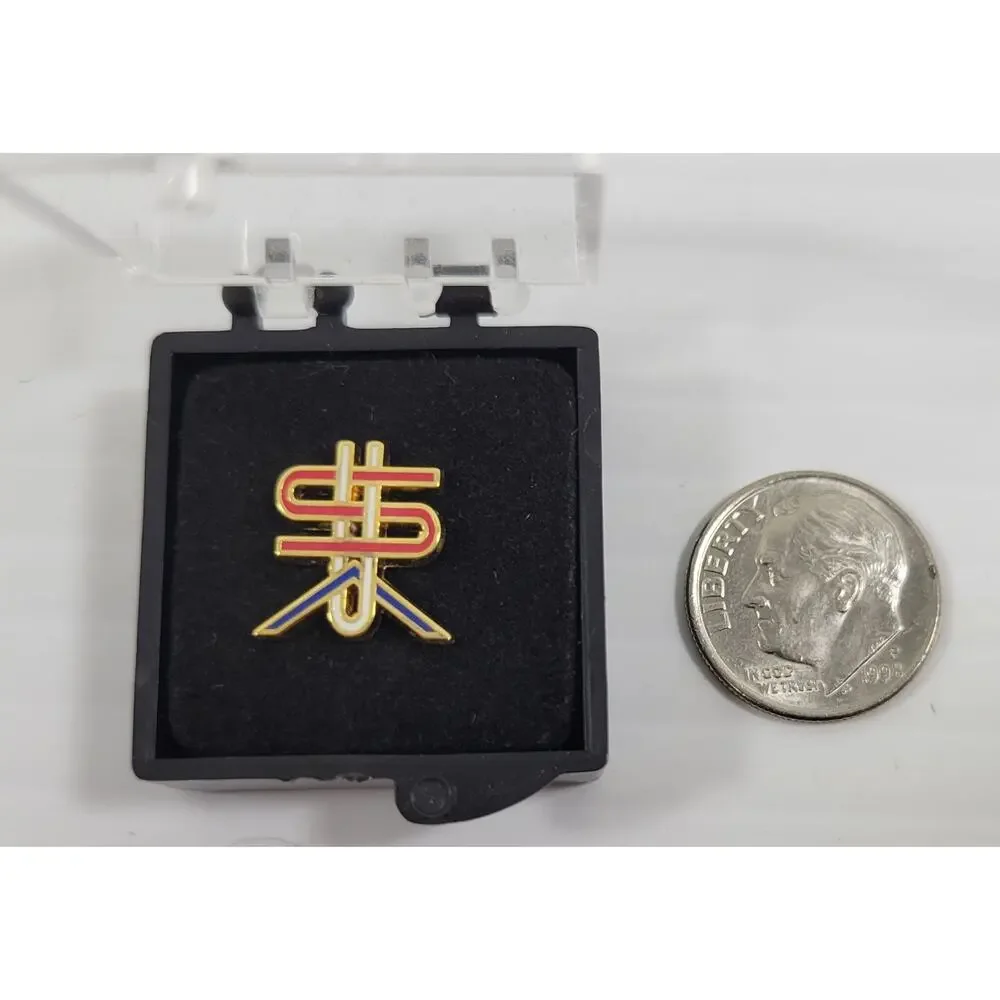 *B9) 2018 Michael Bierut Men's Vogue Magazine Politically Neutral USA Lapel Pin